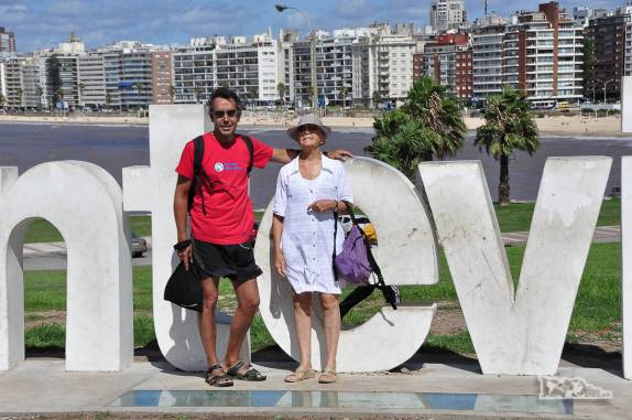 Em dia de sol, de volta ao letreiro de Montevideo, no Uruguai, na praia de Pocitos